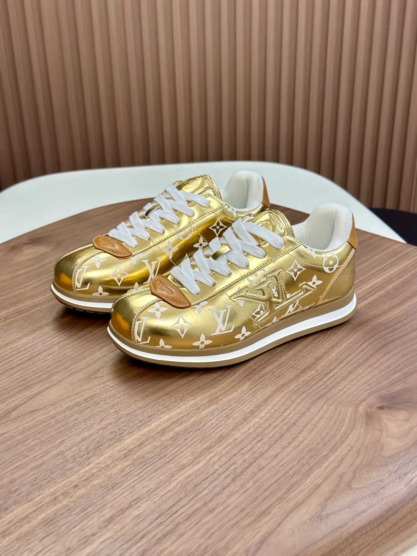 Factory direct sale ¥700💰Full set of packaging💰Top version LV-Louis Vuitton-Classic catwalk new style 1:1 developed replica of the original version! ! The upper foot is very comfortable. It is made of luxurious materials and fine workmanship. The midsole is printed with English letters "Made in Europe". The upper is made of calfskin imported from Italy. The side is decorated with the brand's LOGO and signature. The latest latex foot pads and mesh lining make the foot feel super comfortable. The original two-color TPU combination outsole is specially provided by the original factory. Bag technology Goodyear stitched edges Fabric: Exclusive custom first-layer cowhide Accessories: Exclusive private model Vuitton logo, lining: Customized silk mesh lining - first-layer silk cowhide lining Outsole: TPU combination outsole wear-resistant, non-slip and anti-yellowing Foot pads: new latex pads-mesh sweat-absorbent Counter technology: fully computerized sewing machine wire drawing Toe box back cover Hot and cold shaping Full set of pull-top last with medium and low logo pattern Counter packaging - Shoelaces, certificates, cards, instructions, certificates of quality, dust bags, the most comprehensive packaging on the Internet, men's size 339-44 (38/45 custom-made, non-refundable!